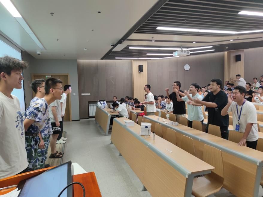 向本科新生开展沉浸式形势与政策课j9国际