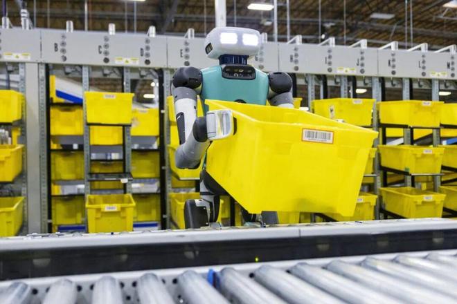 类出局三年暴省126亿！机器人大军入厂j9九游会真人游戏第一全美60万岗人(图3)